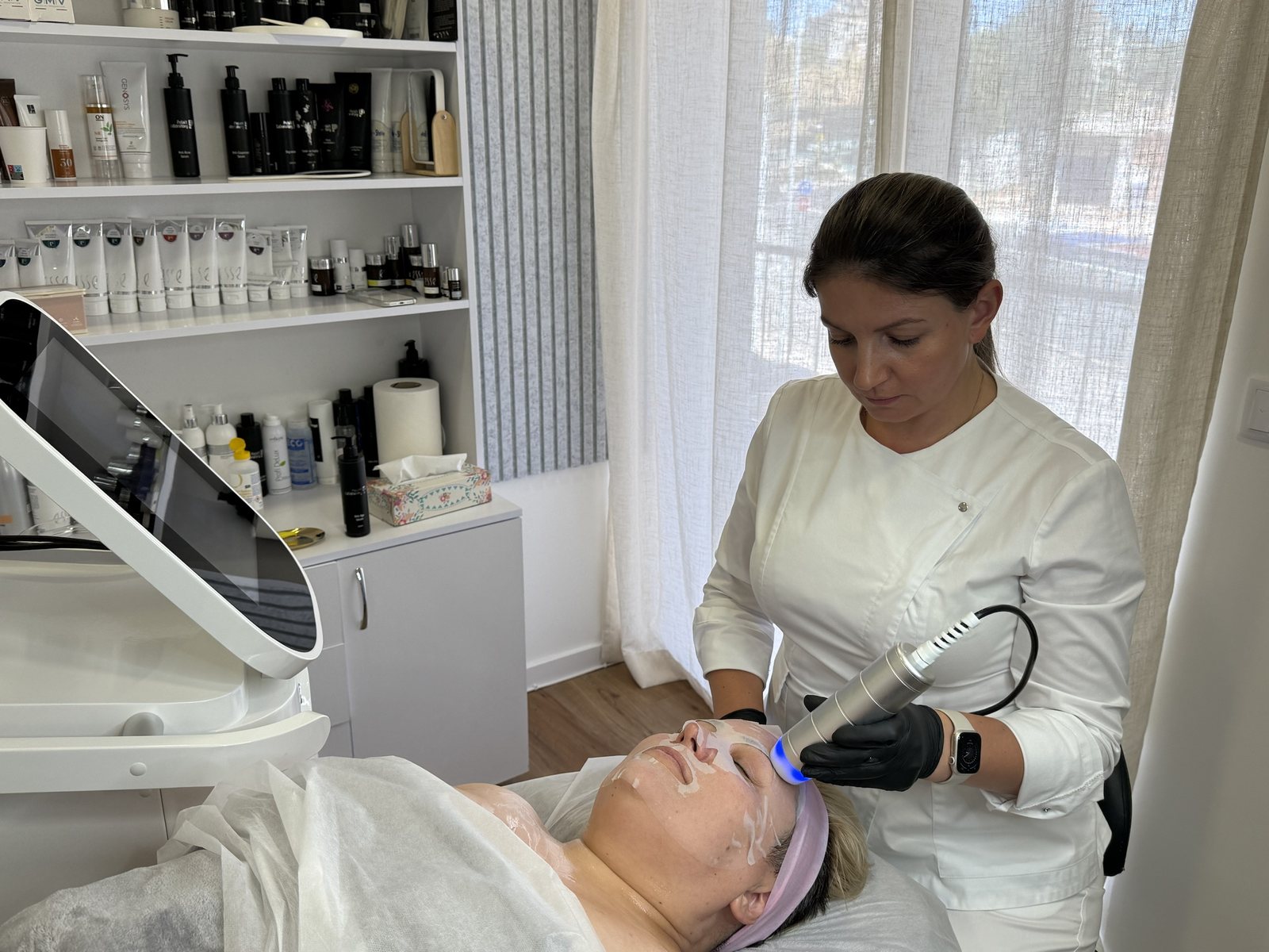 Косметолог проводит процедуру EMS 3 в 1 в студии BeautyMom, Кашкайш